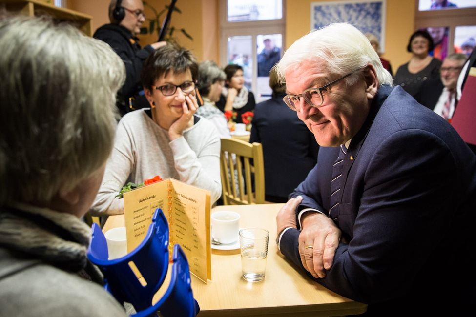 Bundespräsident Frank-Walter Steinmeier bei der Begegnung mit Bürgerinnen und Bürgern im Café 'mittendrin' der Stadt Penig anlässlich des Antrittsbesuchs in Sachsen 